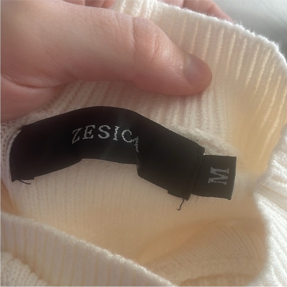 Boutique Brand Size Medium Black and White Striped Turtleneck Long-Sleeve Sweate - Picture 4 of 5